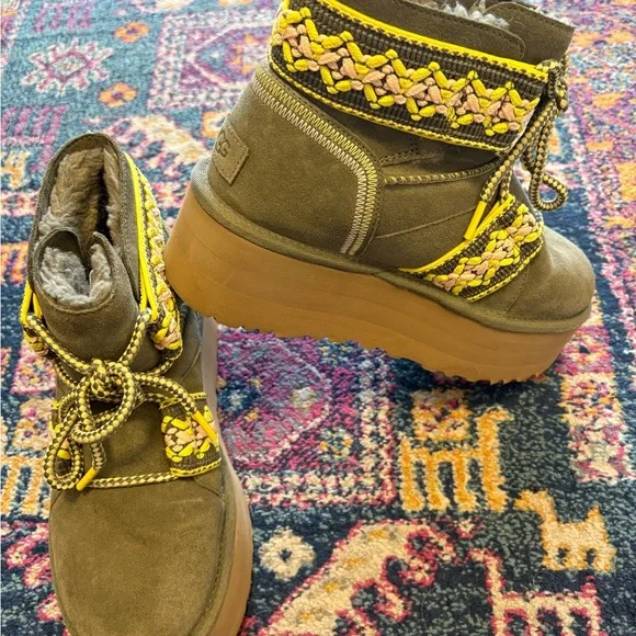 Uggs Green Platform Braided Mini Boots ✨ - Picture 3 of 5